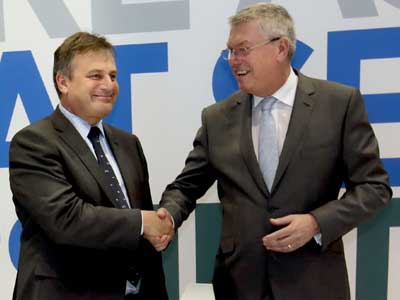 Chief Defence Scientist Dr Alex Zelinsky (left) with ASC Chief Executive Officer and Managing Director Mr Steve Ludlam. Picture of Chief Defence Scientist Dr Alex Zelinsky (left) shaking hands with ASC Chief Executive Officer and Managing Director Mr Steve Ludlam.