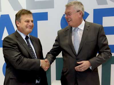 Picture of Chief Defence Scientist Dr Alex Zelinsky (left) shaking hands with ASC Chief Executive Officer and Managing Director Mr Steve Ludlam.