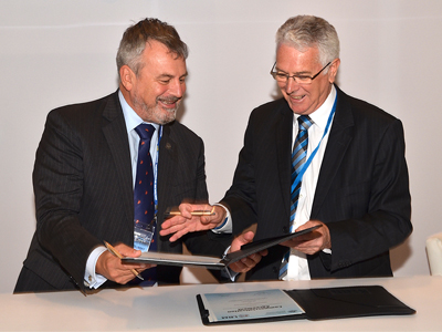 Chief Defence Scientist Dr Alex Zelinsky and LRM Technologies Chairman Mr Ivan Cooper at the Australian International Air Show. LRM-CDS-signings-Avalon