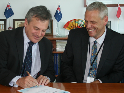 Chief Defence Scientist, Dr Alex Zelinsky, signs the DSTO/IBM Strategic Alliance with the Director of IBM Research - Australia, Glenn Wightwick