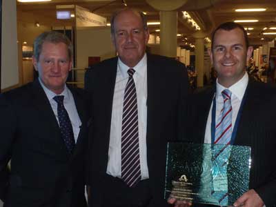 (L-R) Joe Rears, Director Aviation (One Atmosphere), Defence Minister Senator David Johnston and Tim Lyons, Managing Director (One Atmosphere) with the innovation award. 