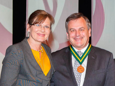 Dr Alex Zelinsky, after receiving the Pearcey Medal, with Senator Kate Lundy.