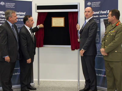  Left to right: Chief Defence Scientist Alex Zelinsky, Andrew Nikolic MP, Assistant Minister for Defence Stuart Robert and Major General Paul McLachlan.