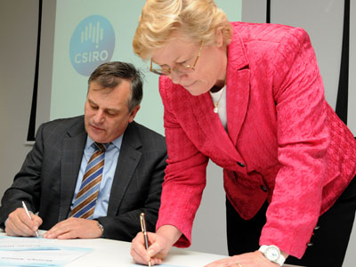 Chief Defence Scientist Dr Alex Zelinksy and CSIRO Chief Executive Dr Megan Clark signing a Strategic Relationship Agreement between DSTO and CSIRO.