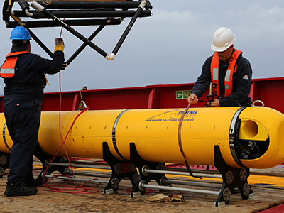 Chris Minor secures the Phoenix International Autonomous Underwater Vehicle (AUV) Artemis after the AUV completed the final mission prior to ADV Ocean Shield's return to port for replenishment during the seabed search for missing Malaysia Airlines flight MH 370. 