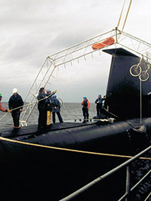 A photograph of HMAS Farncomb being fitted with the pickups for accoustic imaging trials.