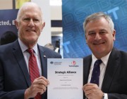 L3 Technologies Managing Director Alan Titheridge and Chief Defence Scientist, Alex Zelinsky with the newly signed strategic alliance