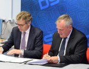 Professor Peter Hoj and Chief Defence Scientist Dr Alex Zelinsky signing the collaboration agreement.