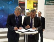 Ben Norris, CEO of Daronmont Technologies and Chief Defence Scientist Dr Alex Zelinsky sign collaboration agreement. 