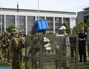 Army members demonstrate lifting tasks. Army members demonstrate lifting tasks.