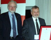Chief Defence Scientist, Dr Alex Zelinsky (right) with Mr Peter Hitchiner, past president of the Information, Telecommunications, and Electronics Engineering (ITEE) College