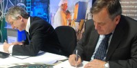 Chief Defence Scientist Alex Zelinsky and ANSTO CEO Adi Paterson (left) sign an agreement of cooperation 