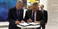 Ben Norris, CEO of Daronmont Technologies and Chief Defence Scientist Dr Alex Zelinsky sign collaboration agreement. 
