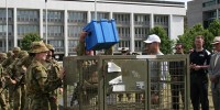 Army members demonstrate lifting tasks.