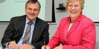 A photograph of Chief Defence Scientist Dr Alex Zelinksy and CSIRO Chief Executive Dr Megan Clark signing the Strategic Relationship Agreement.