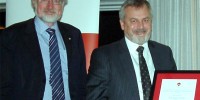 Chief Defence Scientist, Dr Alex Zelinsky (right) with Mr Peter Hitchiner, past president of the Information, Telecommunications, and Electronics Engineering (ITEE) College